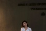 非常喜欢穿牛仔裤和白色衬衫的女生