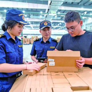 跨境包裹查验忙